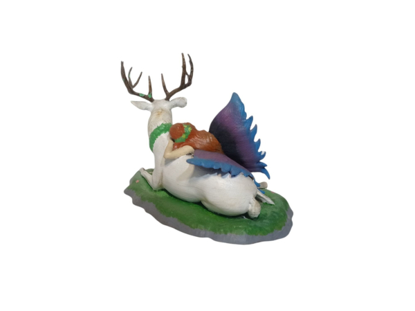 Figura de hada dormida sobre ciervo - Fawna