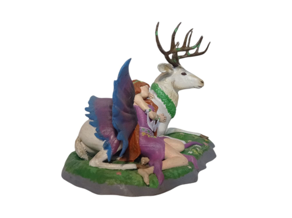 Figura de hada dormida sobre ciervo - Fawna