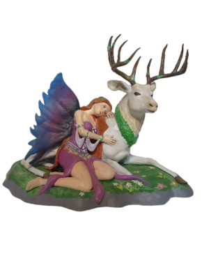Figura de hada dormida sobre ciervo - Fawna
