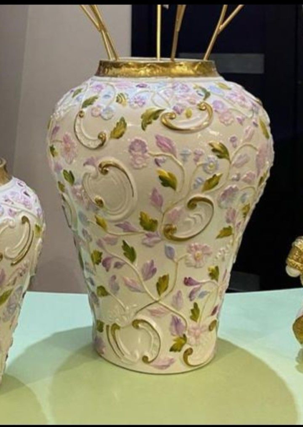 flower and leaf pattern vase